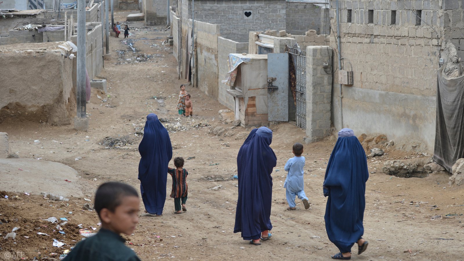 گزارشگران ویژه سازمان ملل از پاکستان می خواهند که اخراج دسته جمعی 1.4 میلیون افغانی را که برای امنیت فرار کرده اند، لغو کند و اصرار دارند که حفاظت از آنهایی را که ممکن است بر اساس دلایل جنسیتی، مذهبی یا قومی مورد آزار و اذیت قرار گیرند، در اولویت قرار دهد.